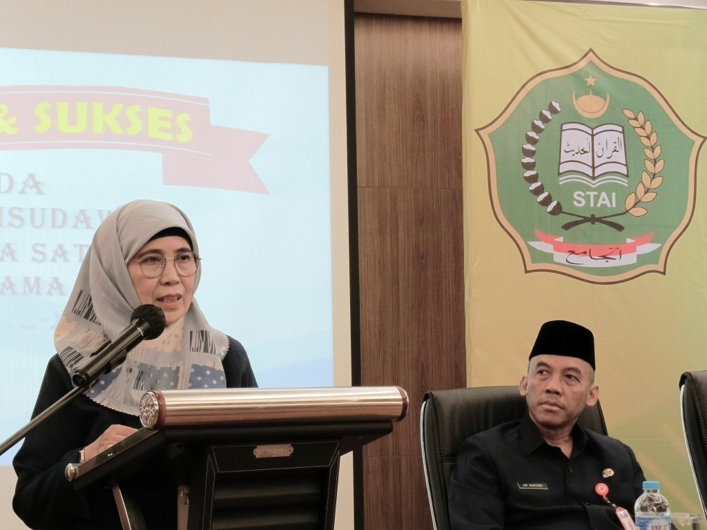 Prof. Dr. Hj. Nida Mufidah, M.Pd. saat memberikan orasi ilmiah di Wisuda Sarjana ke-30 STAI Al-Jami (Foto:Humas)