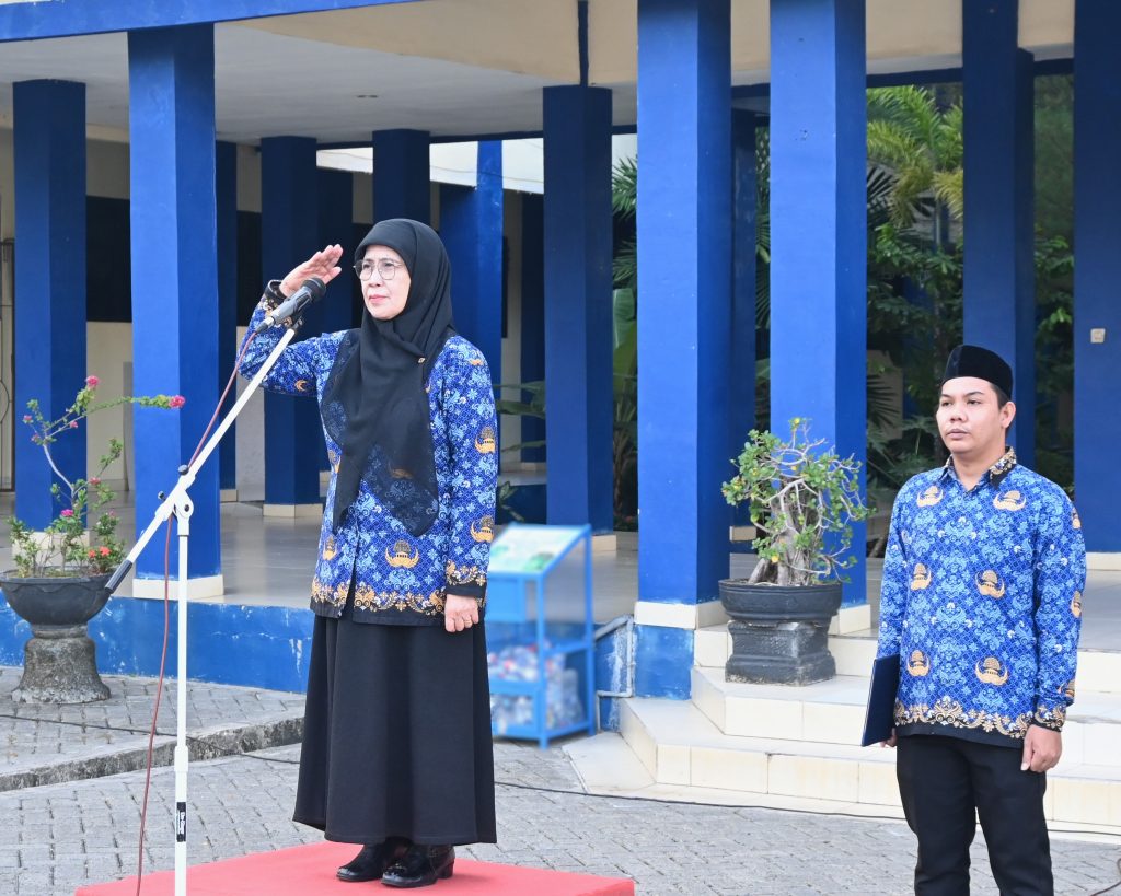 Prof. Dr. Hj. Nida Mufidah, M.Pd. saat menjadi Pembina Apel (Foto:Humas/Jamal Ripani)