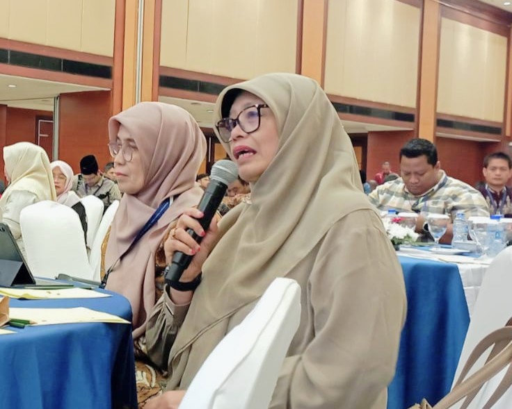 Prof. Dr. Hj. Wahidah, M.H.I. saat aktif mengikuti Simposium Nasional.