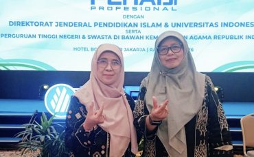Rektor Prof. Dr. Hj. Nida Mufidah, M.Pd. saat berfoto bersama Dekan Prof. Dr. Hj. Wahidah, M.H.I. (Foto:Tim Fakultas Syariah)