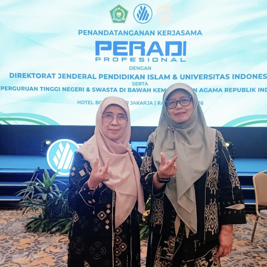 Rektor Prof. Dr. Hj. Nida Mufidah, M.Pd. saat berfoto bersama Dekan Prof. Dr. Hj. Wahidah, M.H.I. (Foto:Tim Fakultas Syariah)