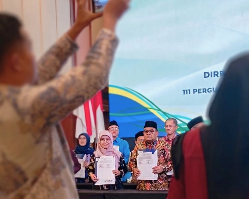 Rektor Prof. Dr. Hj. Nida Mufidah, M.Pd. saat berfoto usai penandatanganan PKS (Foto:Tim Fakultas Syariah)