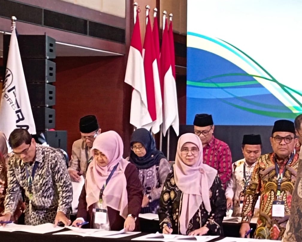 Rektor Prof. Dr. Hj. Nida Mufidah, M.Pd. saat bersiap menandatangani PKS (Foto:Tim Fakultas Syariah)