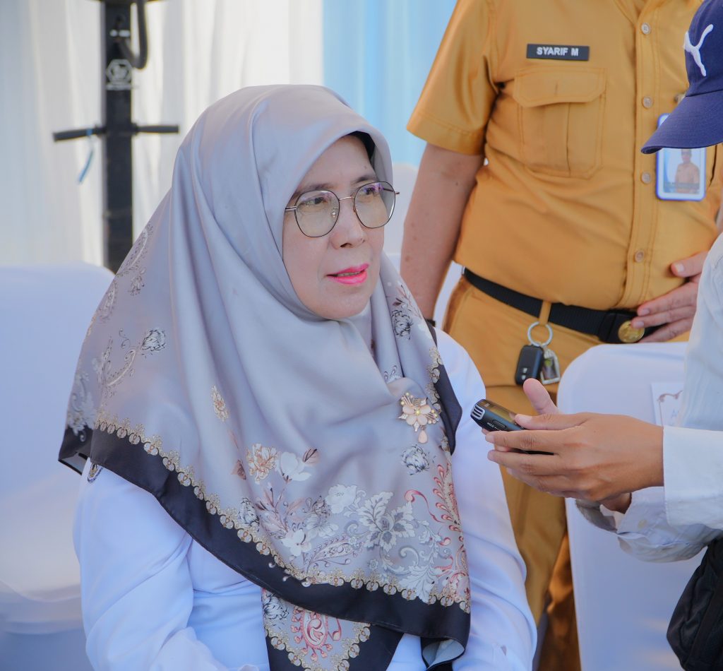 Rektor Prof. Dr. Hj. Nida Mufidah, M.Pd. saat diwawancarai usai Apel (Foto:Humas/Neco EP)