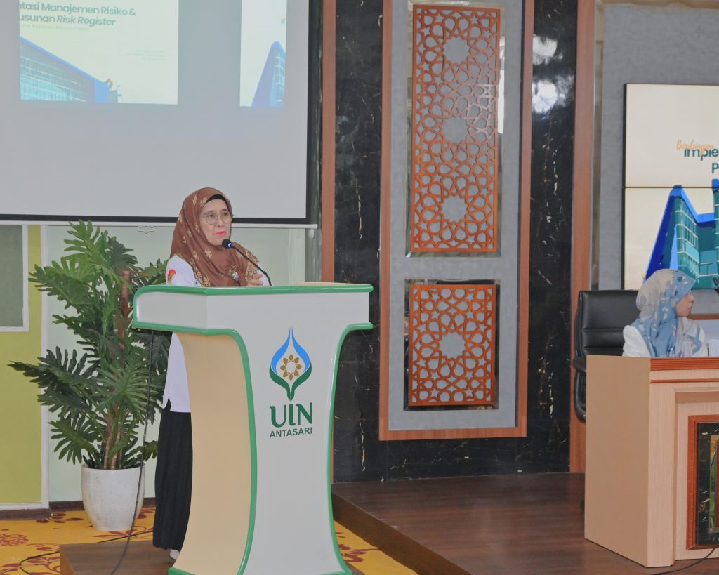Rektor Prof. Dr. Hj. Nida Mufidah, M.Pd. saat membuka acara.