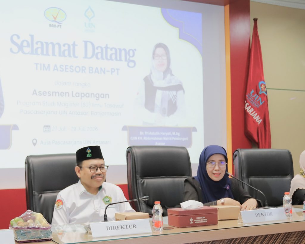 Rektor Prof. Dr. Hj. Nida Mufidah, M.Pd. saat membuka acara.