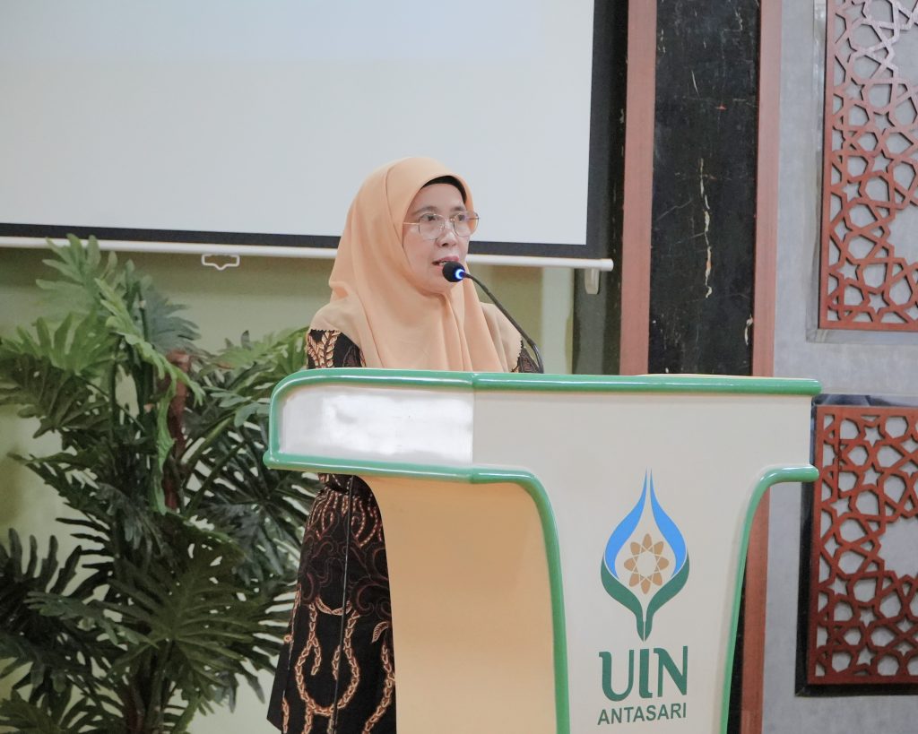 Rektor Prof. Dr. Hj. Nida Mufidah, M.Pd. saat membuka acara.