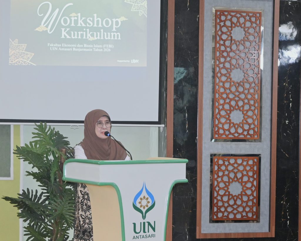 Rektor Prof. Dr. Hj. Nida Mufidah, M.Pd. saat membuka acara (Foto:Humas/Jamal Ripani)