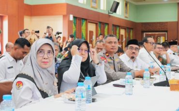 Rektor Prof. Dr. Hj. Nida Mufidah, M.Pd. saat mengikuti Rakor (Foto:Humas)
