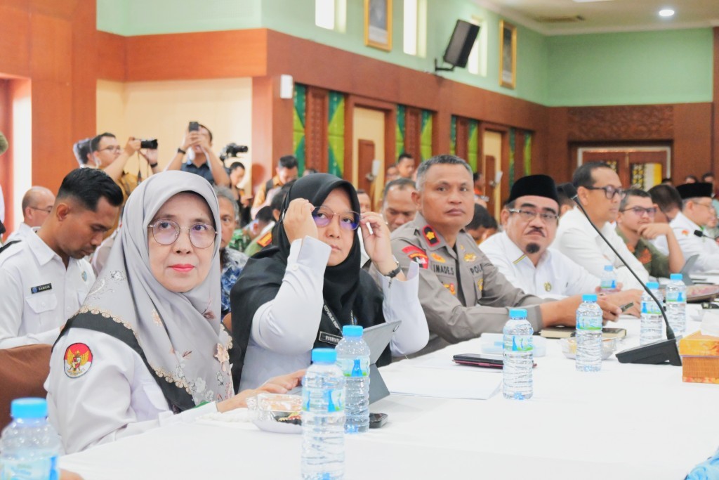 Rektor Prof. Dr. Hj. Nida Mufidah, M.Pd. saat mengikuti Rakor (Foto:Humas)