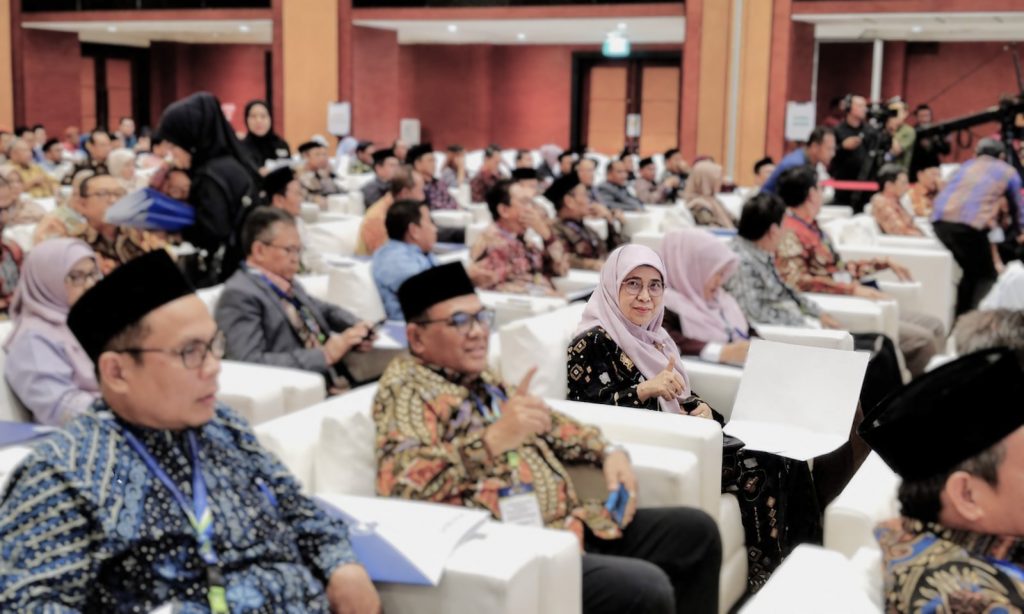 Rektor Prof. Dr. Hj. Nida Mufidah, M.Pd. saat mengikuti Simposium Nasional (Foto:Tim Fakultas Syariah)