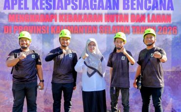 Rektor Prof. Nida saat berfoto bersama usai apel (Foto:Humas/Neco EP)