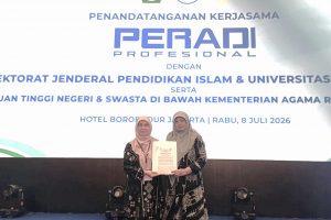 Rektor bersama Dekan Fakultas Syariah saat berfoto bersama dokumen PKS.
