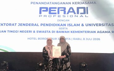 Rektor bersama Dekan Fakultas Syariah saat berfoto bersama dokumen PKS.