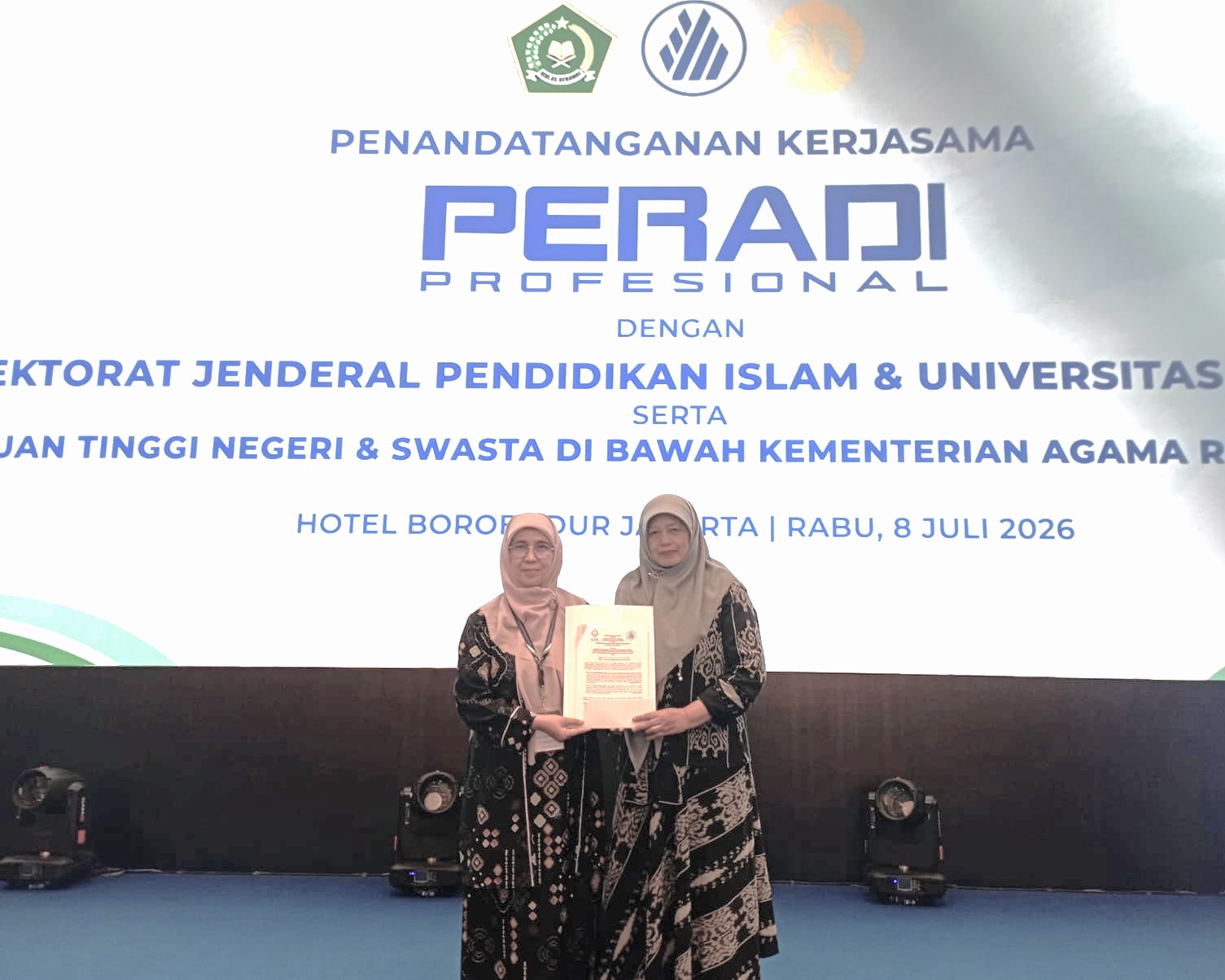 Rektor bersama Dekan Fakultas Syariah saat berfoto bersama dokumen PKS.