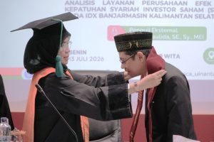 Rektor saat menganugerahkan gelar doktor (Foto:Humas/Neco EP) Rektor saat menganugerahkan gelar doktor (Foto:Humas/Neco EP)