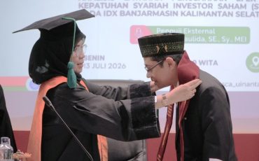 Rektor saat menganugerahkan gelar doktor (Foto:Humas/Neco EP)