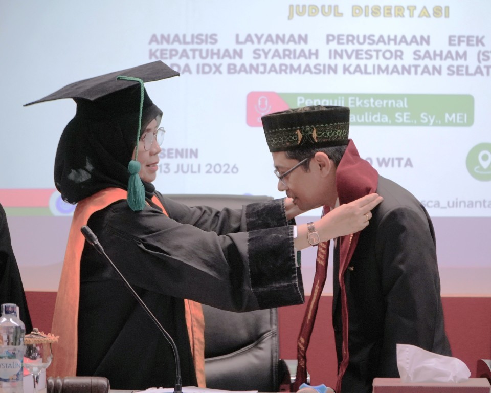 Rektor saat menganugerahkan gelar doktor (Foto:Humas/Neco EP)