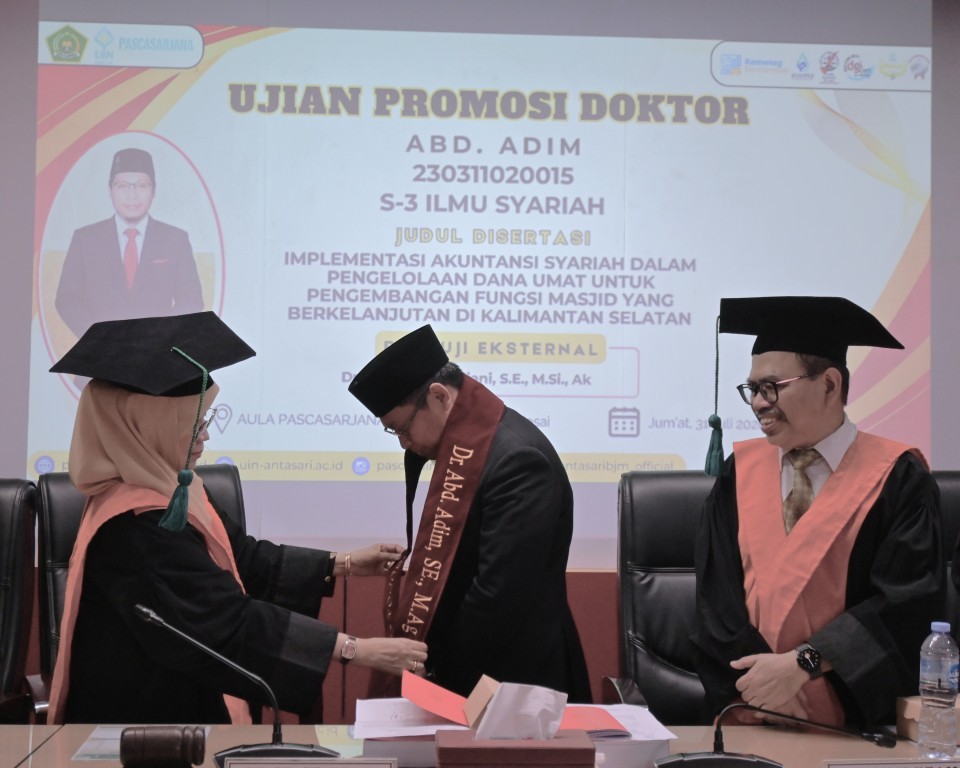 Rektor saat menyematkan gelar doktor.