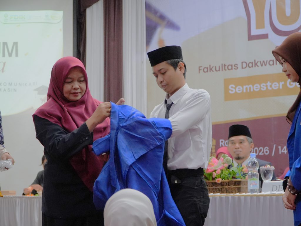 Simbolis pelepasan alumni.