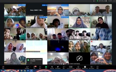 Suasana foto bersama via Zoom.