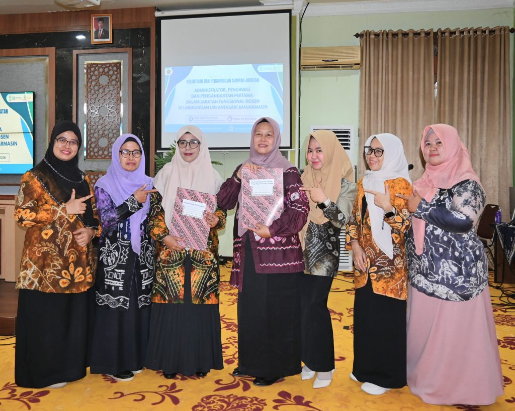 Tim Panitia saat berfoto bersama 2 Kasubbag yang baru dilantik (Foto:Humas/Jamal Ripani)