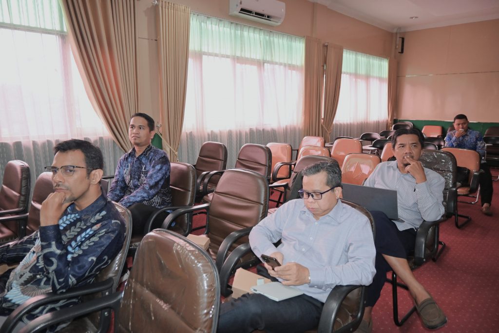 Tim Persiapan bersama para dosen saat mengikuti FGD.