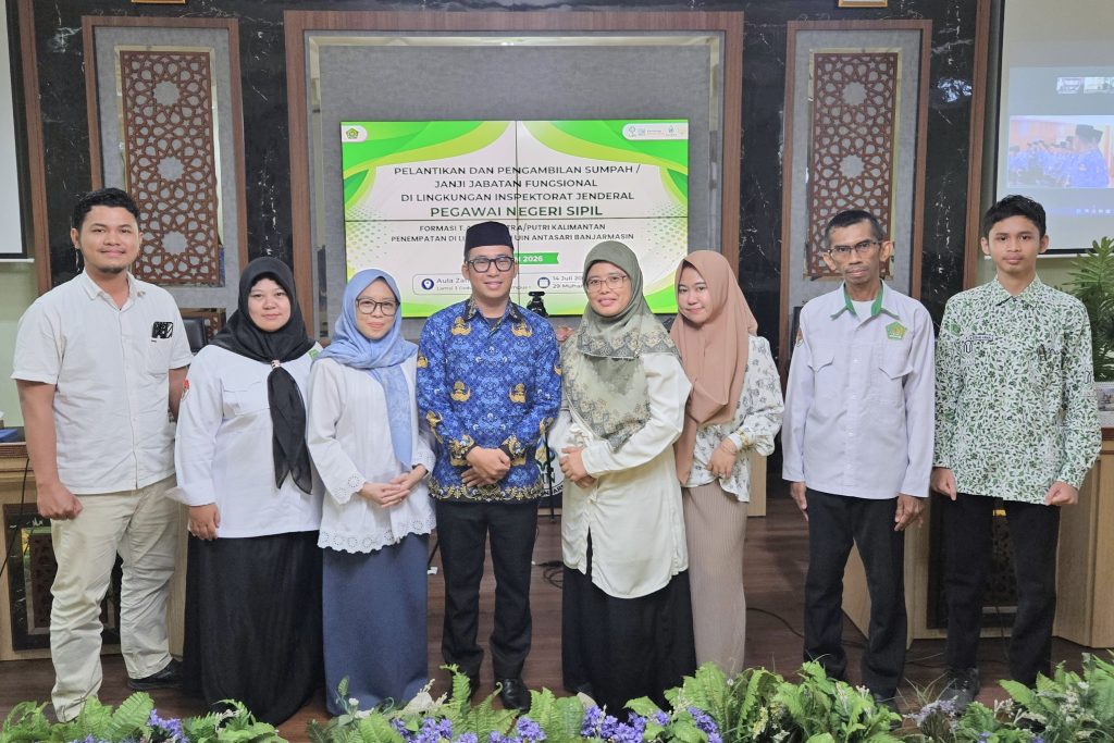 Tsamaratul Khair, S.E. saat berfoto bersama Tim organisasi dan Kepegawaian UIN Antasari.