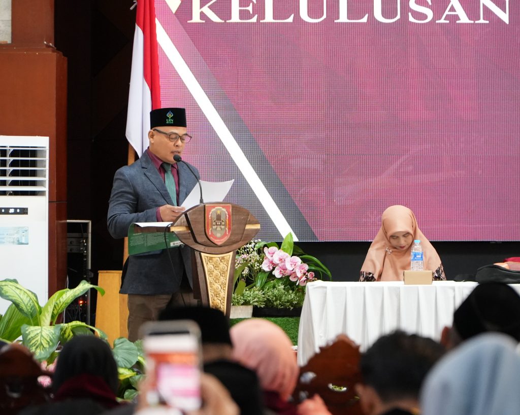 Wakil Dekan FTK Dr. Ahmad Salabi, M.Pd. saat membacakan SK.