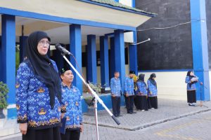 Rektor Prof. Dr. Hj. Nida Mufidah, M.Pd. saat menjadi pembina Apel (Foto:Humas/Rudy Hermawan) Rektor Prof. Dr. Hj. Nida Mufidah, M.Pd. saat menjadi pembina Apel (Foto:Humas/Rudy Hermawan)