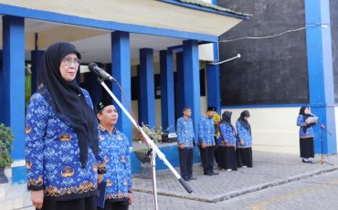 Rektor Prof. Dr. Hj. Nida Mufidah, M.Pd. saat menjadi pembina Apel (Foto:Humas/Rudy Hermawan)