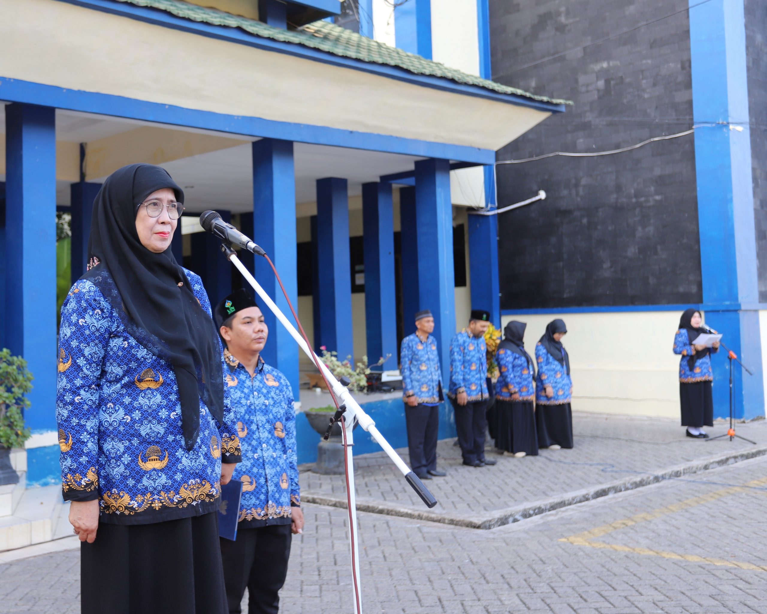 Rektor Prof. Dr. Hj. Nida Mufidah, M.Pd. saat menjadi pembina Apel (Foto:Humas/Rudy Hermawan)