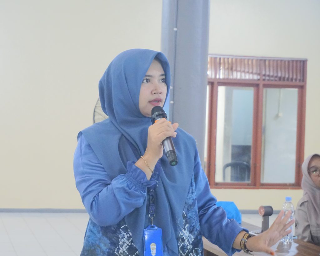 Agustina Ambar Pertiwi, M.Pd. saat melakukan sosialisasi.