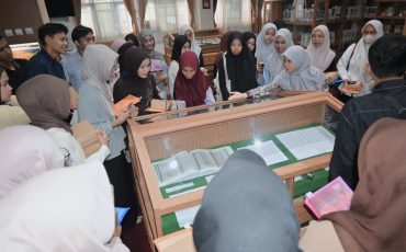 Antusiasme mahasiswa baru ikuti Library Tour 2026.