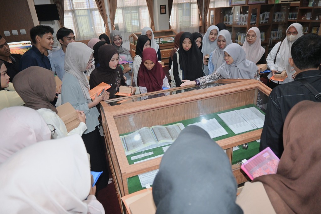 Antusiasme mahasiswa baru ikuti Library Tour 2026.