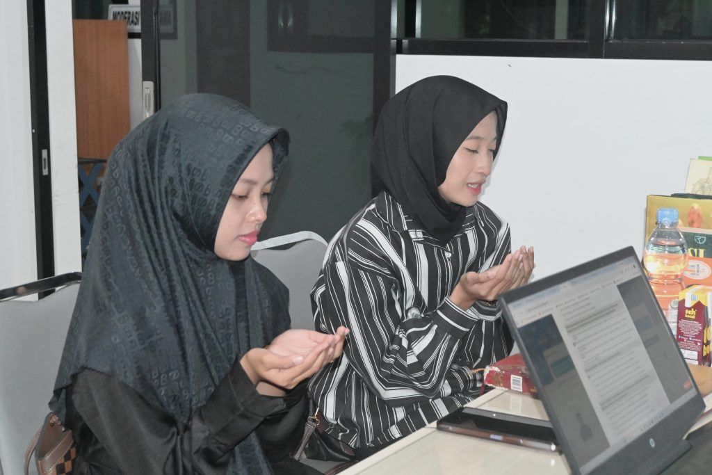 Aulia Ulfah saat dites membaca doa.