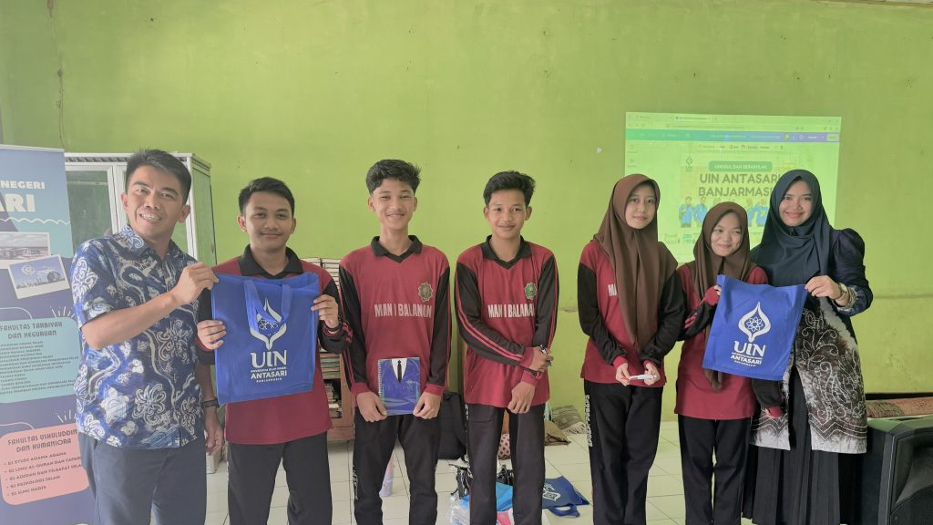 Berbagi kenang-kenangan dengan pelajar.