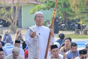 Ust. Dr. Ahmad, M.Fil.I. saat memimpin salat istisqa gelaran Mapala Meratus.