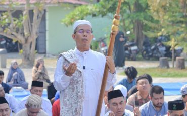 Ust. Dr. Ahmad, M.Fil.I. saat memimpin salat istisqa gelaran Mapala Meratus.