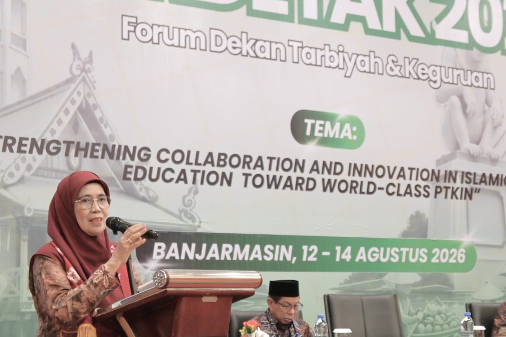 Rektor Prof. Dr. Hj. Nida Mufidah, M.Pd. saat membuka acara.