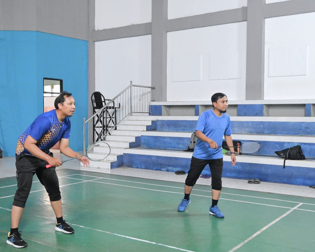 Danang Damar Binanto (kiri) saat menghadapi Duo Andalan UIN Antasari.