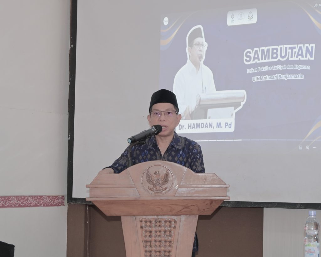 Dekan Dr. H. Hamdan, M.Pd. saat membuka acara.