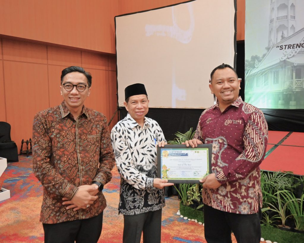 Dekan. Dr. H. Hamdan, M.Pd. saat menyerahkan penghargaan pemenang lomba.