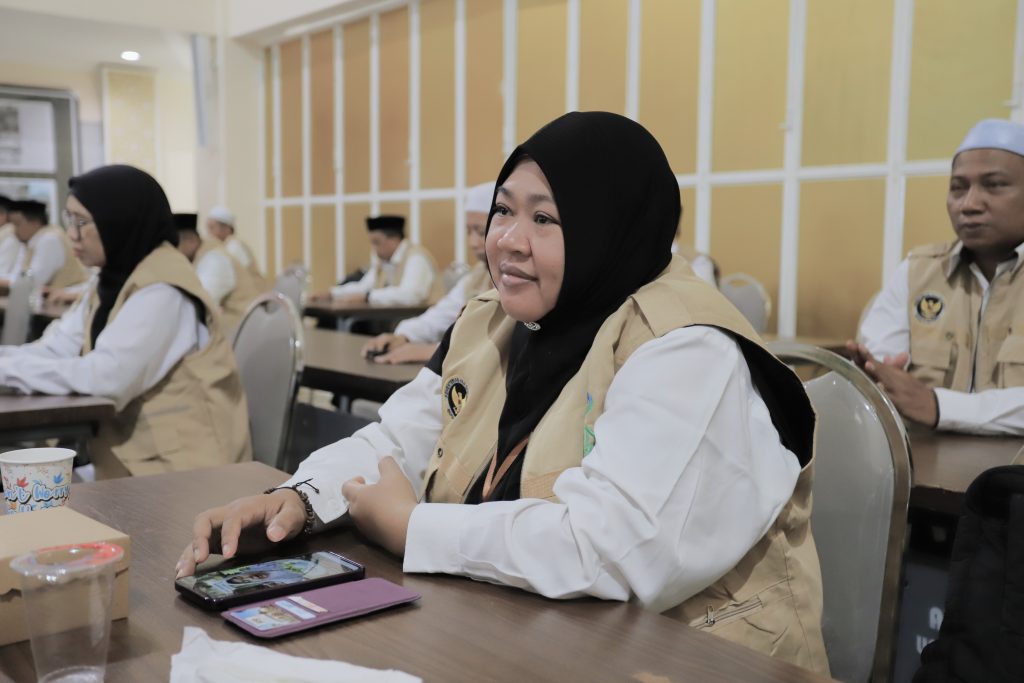Dr. Fatwiah Noor, Lc., M.A. saat mengikuti penutupan.