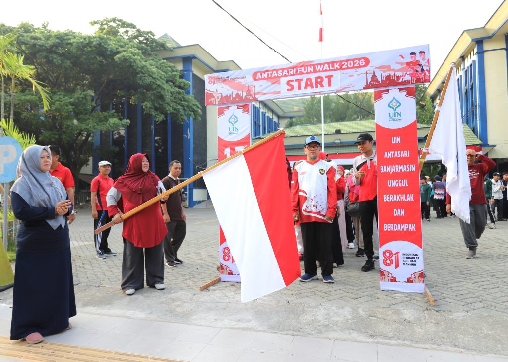 Dr. Fatwiah Noor, Lc., M.Pd. saat melepeas peserta.