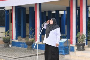 Dr. Fatwiah Noor, Lc., M.Pd. saat menjadi pembina apel, 10 Agustus 2026. Dr. Fatwiah Noor, Lc., M.Pd. saat menjadi pembina apel, 10 Agustus 2026.