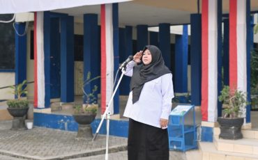 Dr. Fatwiah Noor, Lc., M.Pd. saat menjadi pembina apel, 10 Agustus 2026.