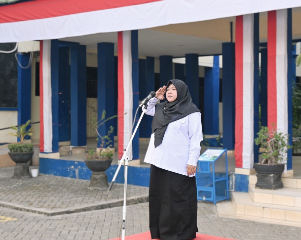 Dr. Fatwiah Noor, Lc., M.Pd. saat menjadi pembina apel, 10 Agustus 2026.