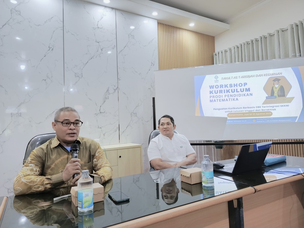 Dr. H. Ahmad Salabi, M.Pd. saat membuka acara.