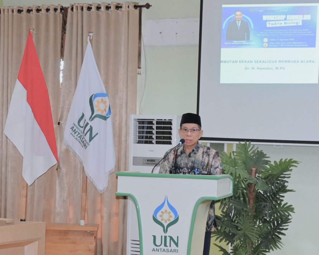 Dr. H. Hamdan, M.Pd. saat membuka acara.